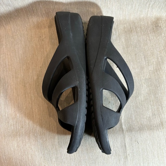 CROCS Sz 9 Sanrah Lightweight Cross Strap Low Platform Slip On Slides - Picture 6 of 8